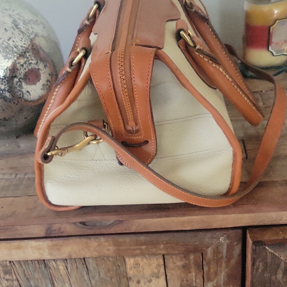 Dooney & Bourke-style Cream and Tan Leather Satchel Dr Bag - Picture 3 of 16